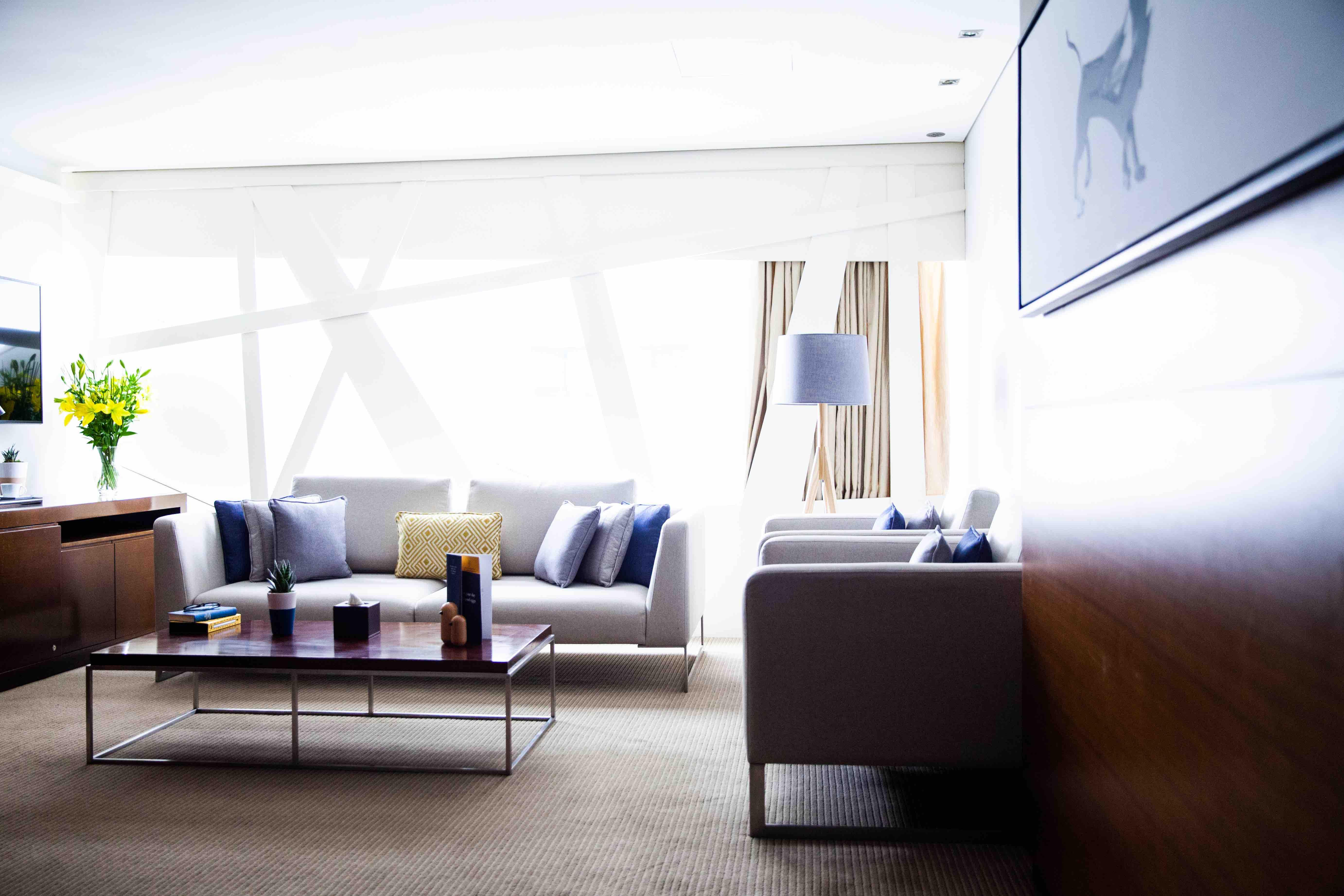 voco Dubai, an IHG Hotel Esterno foto A living room at the Mandarin Oriental, Hong Kong