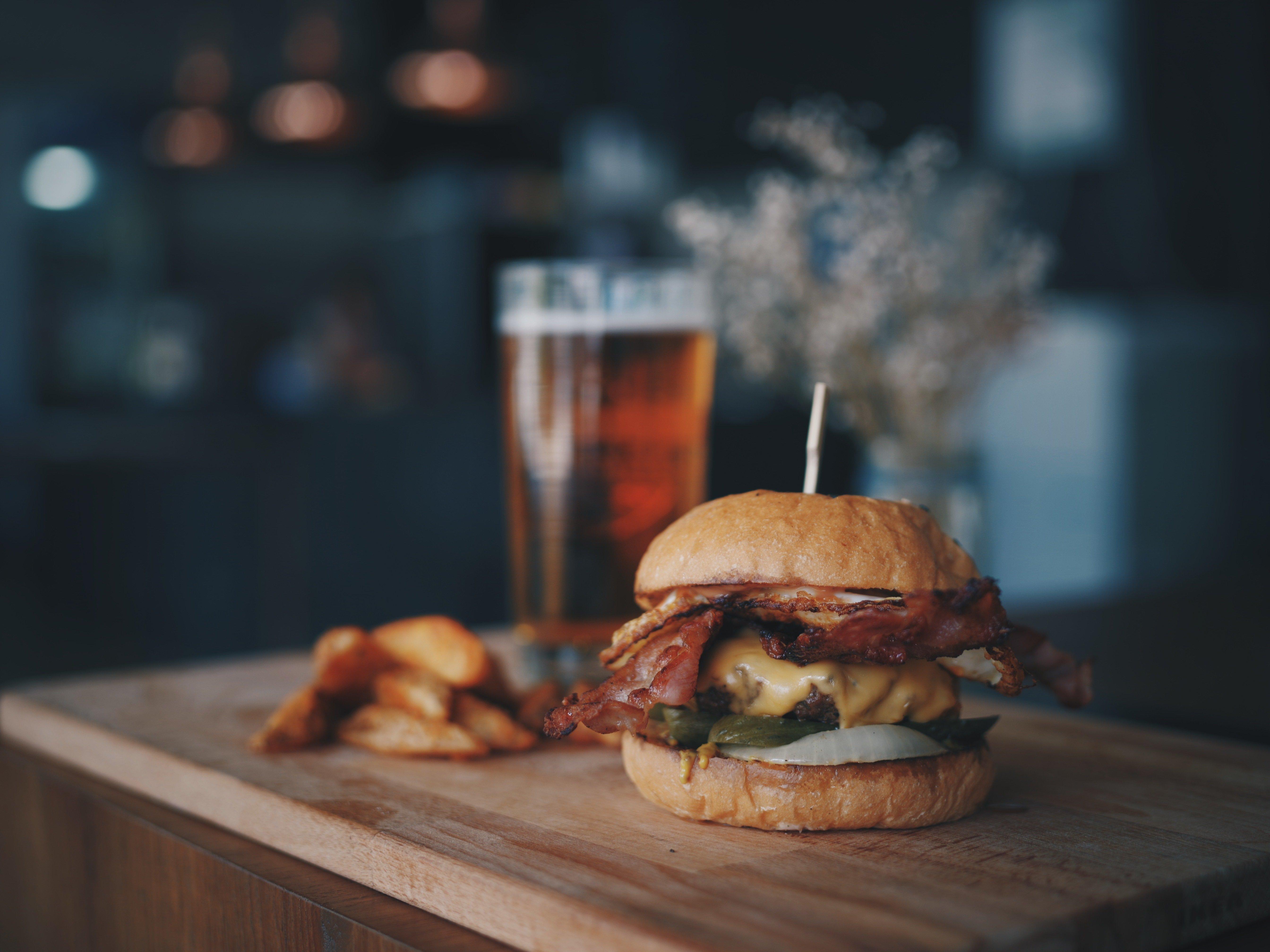 voco Dubai, an IHG Hotel Esterno foto A cheeseburger with bacon
