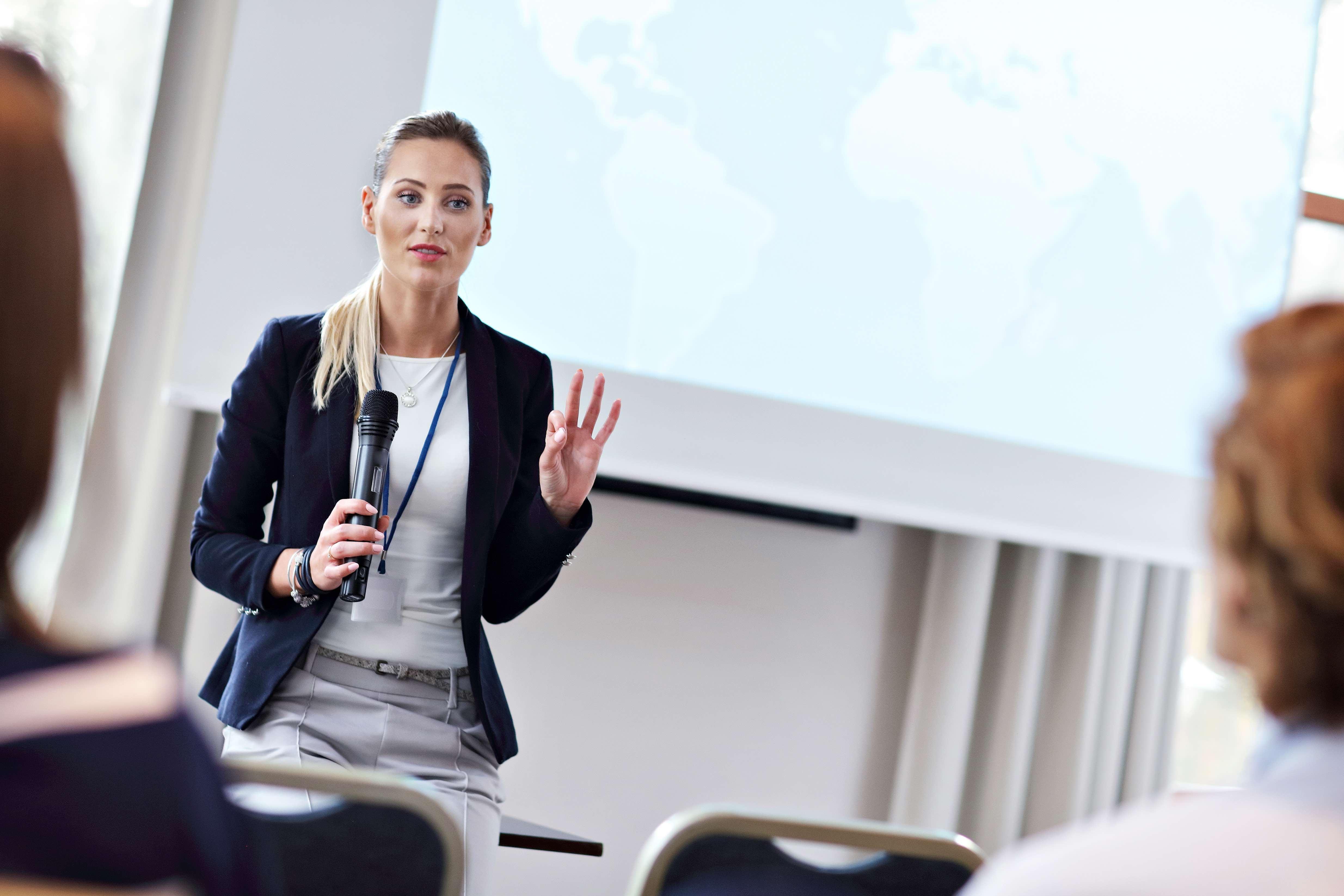 voco Dubai, an IHG Hotel Esterno foto A business woman presenting