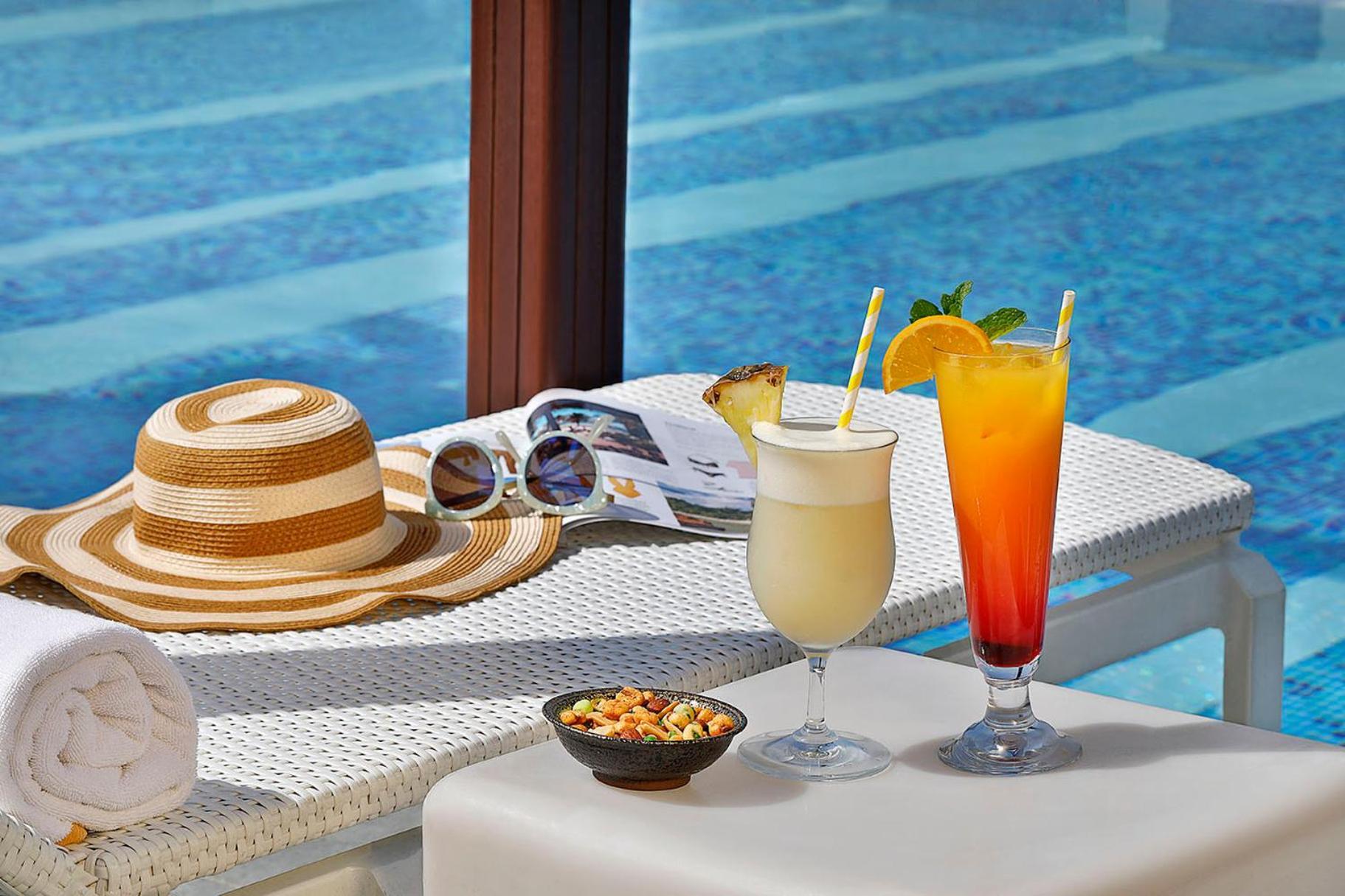 voco Dubai, an IHG Hotel Esterno foto Poolside drinks