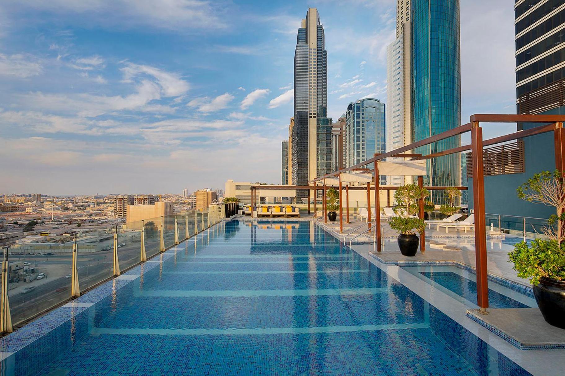 voco Dubai, an IHG Hotel Esterno foto Rooftop pool at the hotel