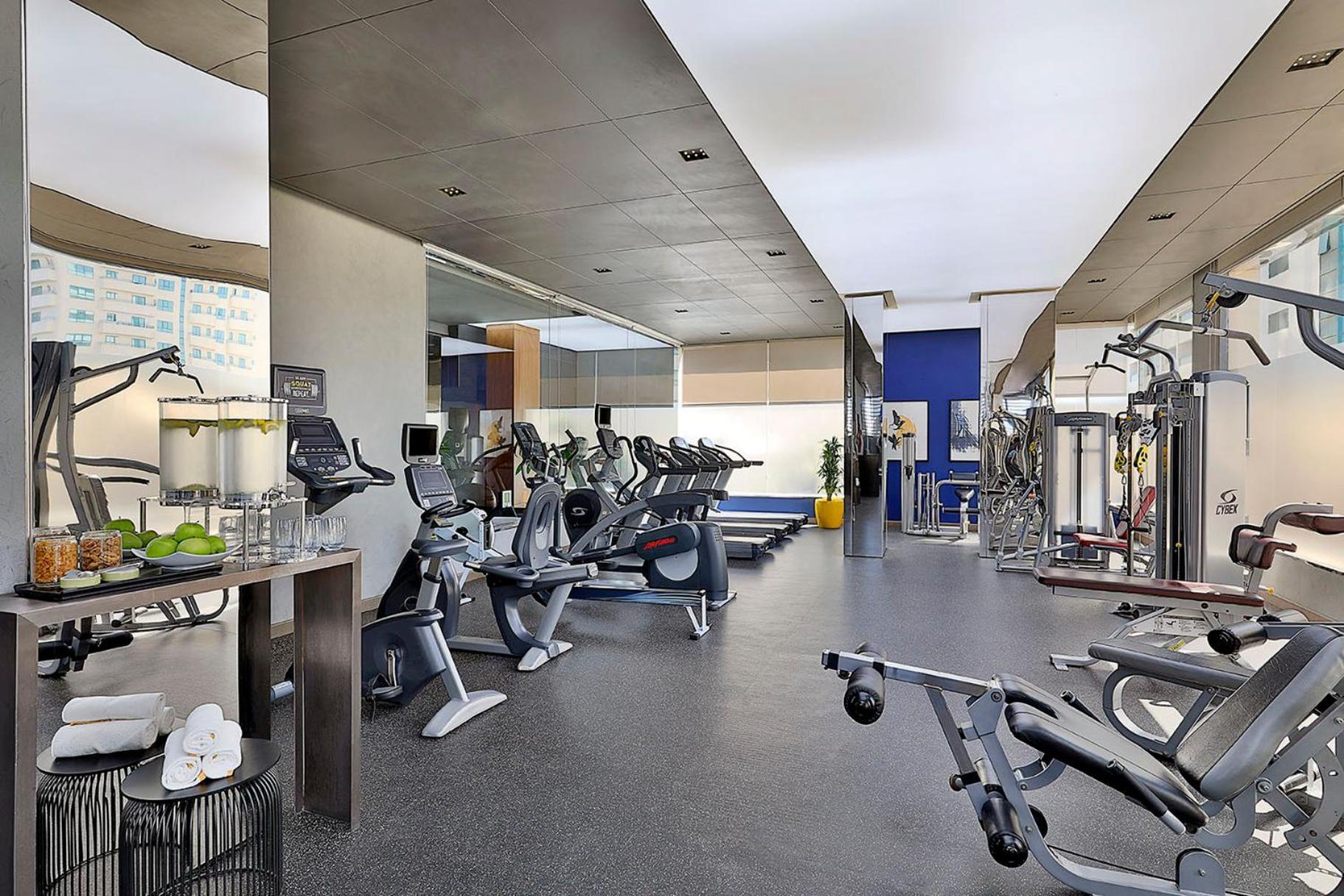 voco Dubai, an IHG Hotel Esterno foto The gym at the hotel