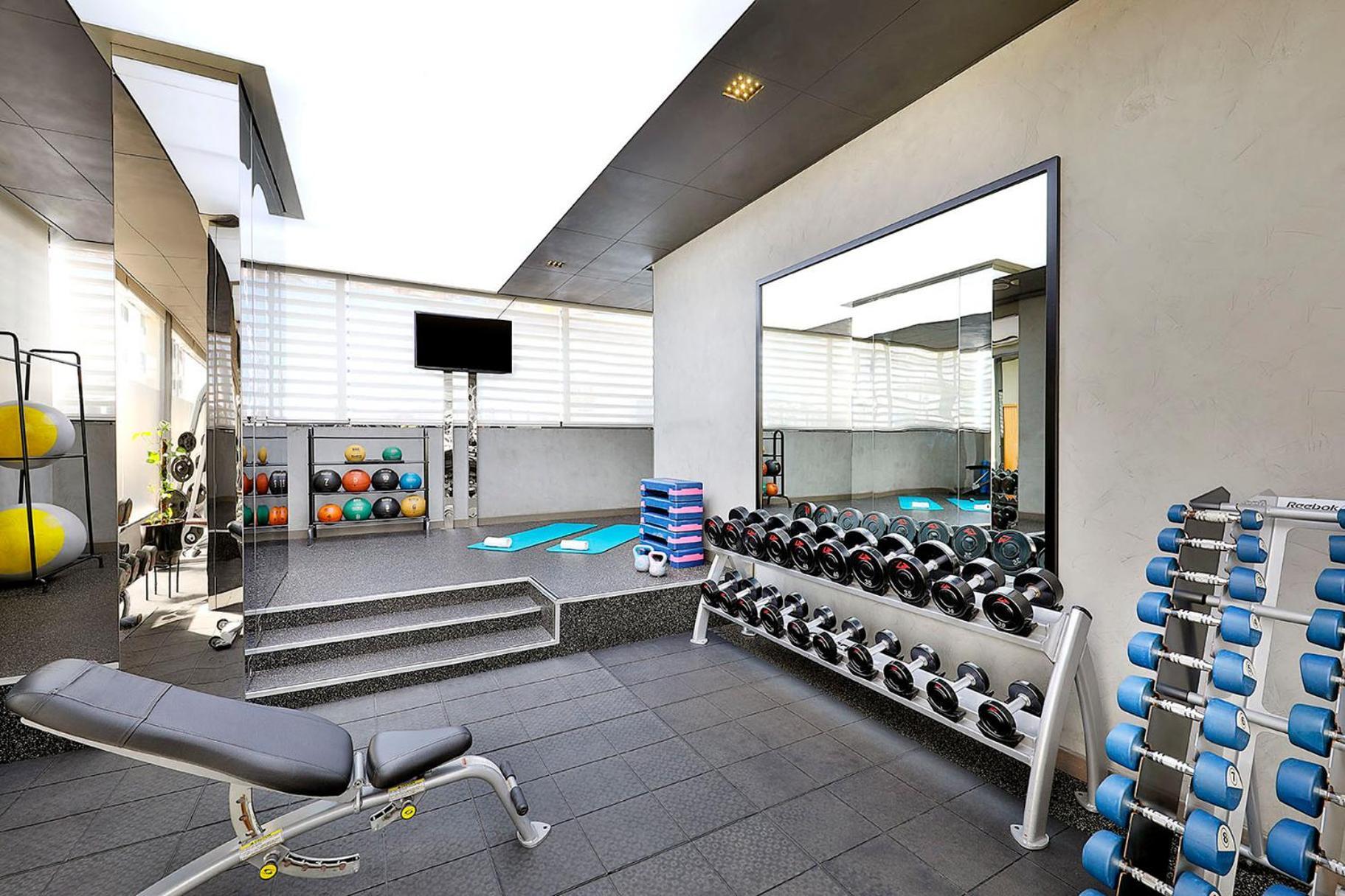 voco Dubai, an IHG Hotel Esterno foto The gym at the hotel