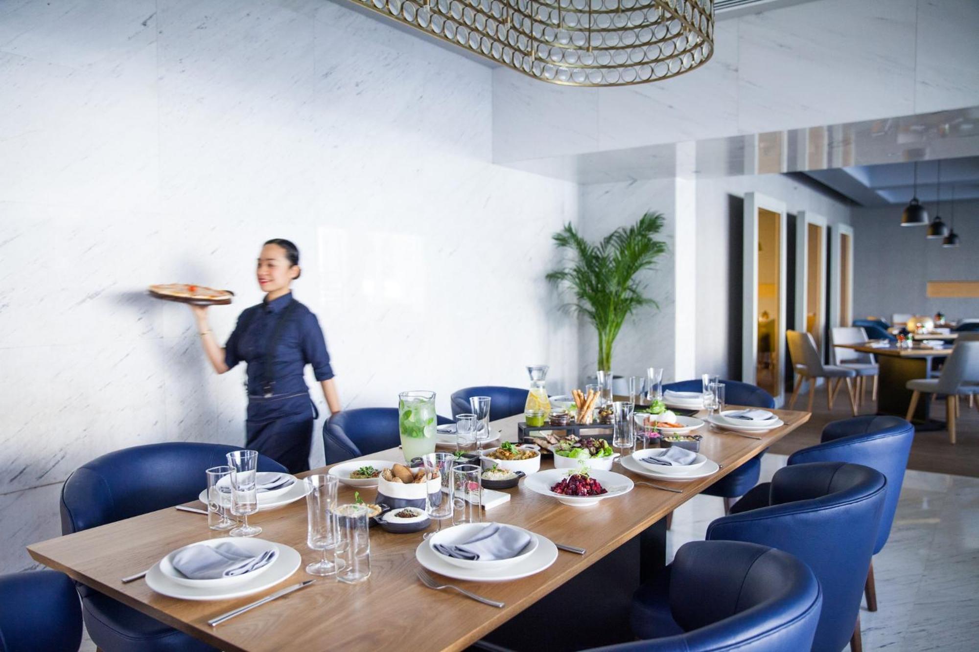 voco Dubai, an IHG Hotel Esterno foto A restaurant in the Emirates First Lounge at Dubai International Airport
