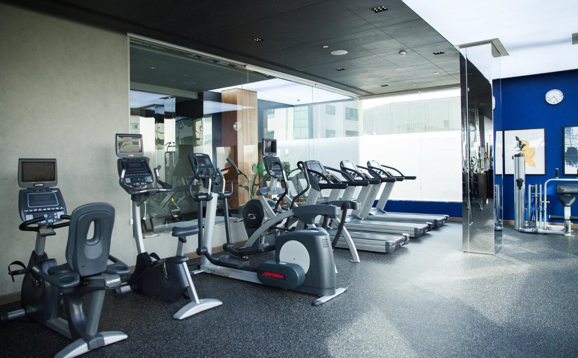 voco Dubai, an IHG Hotel Esterno foto A gym in a hotel